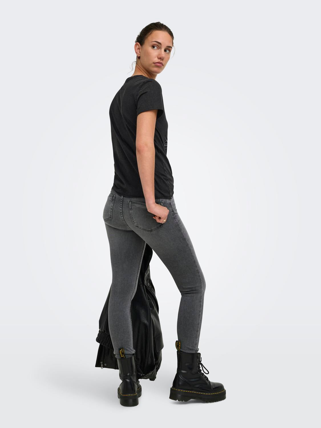 Top Regular Lucy - Black (Wild Soul Leo)