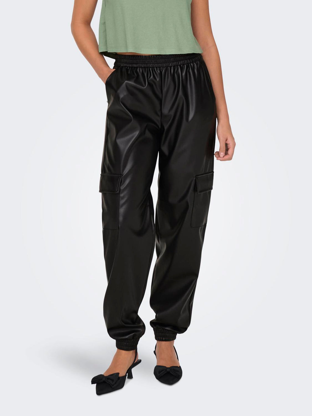 Pantalón Faduma-Tana Tiro Medio Faux Lea Cargo Cc - Black
