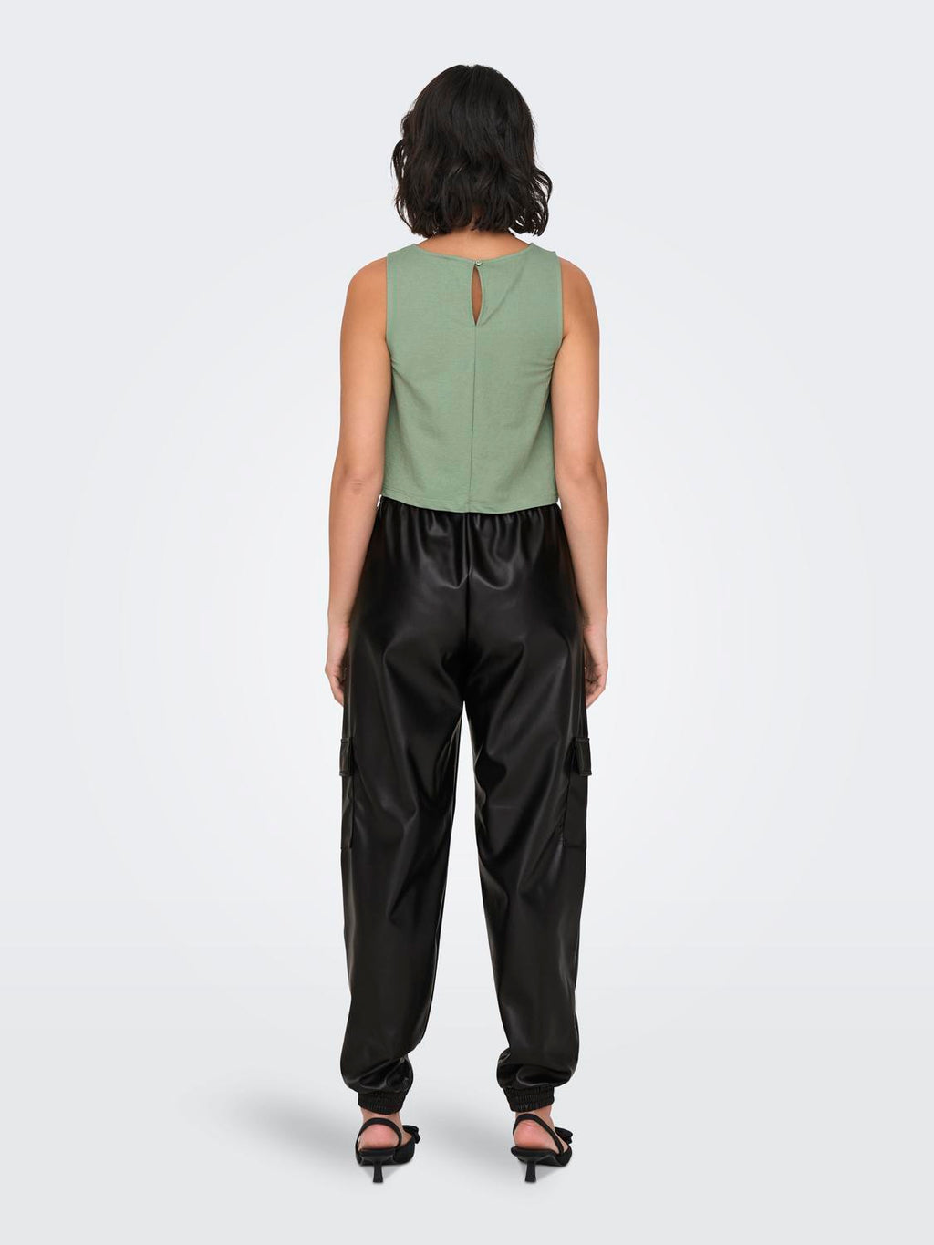 Pantalón Faduma-Tana Tiro Medio Faux Lea Cargo Cc - Black