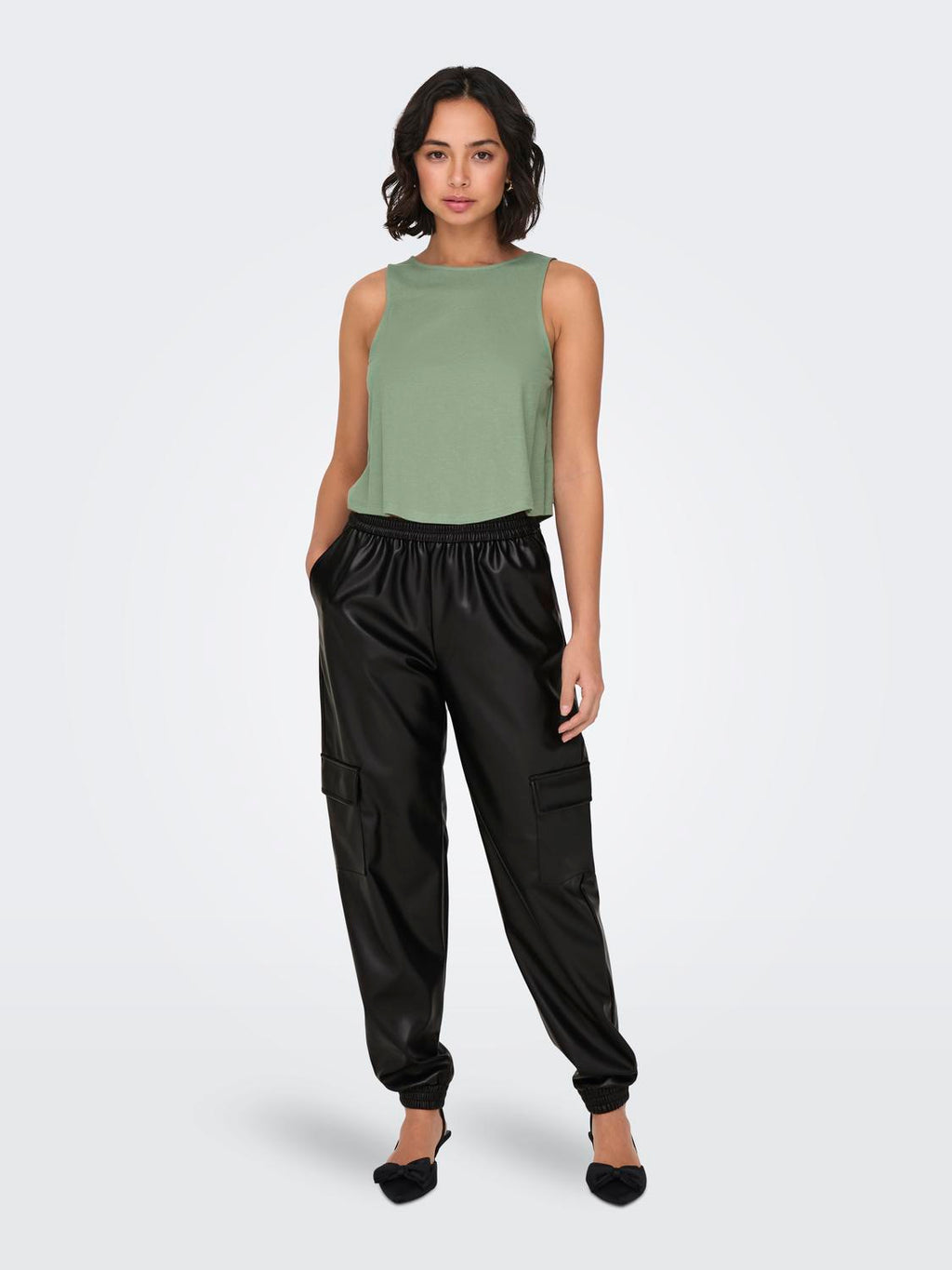 Pantalón Faduma-Tana Tiro Medio Faux Lea Cargo Cc - Black