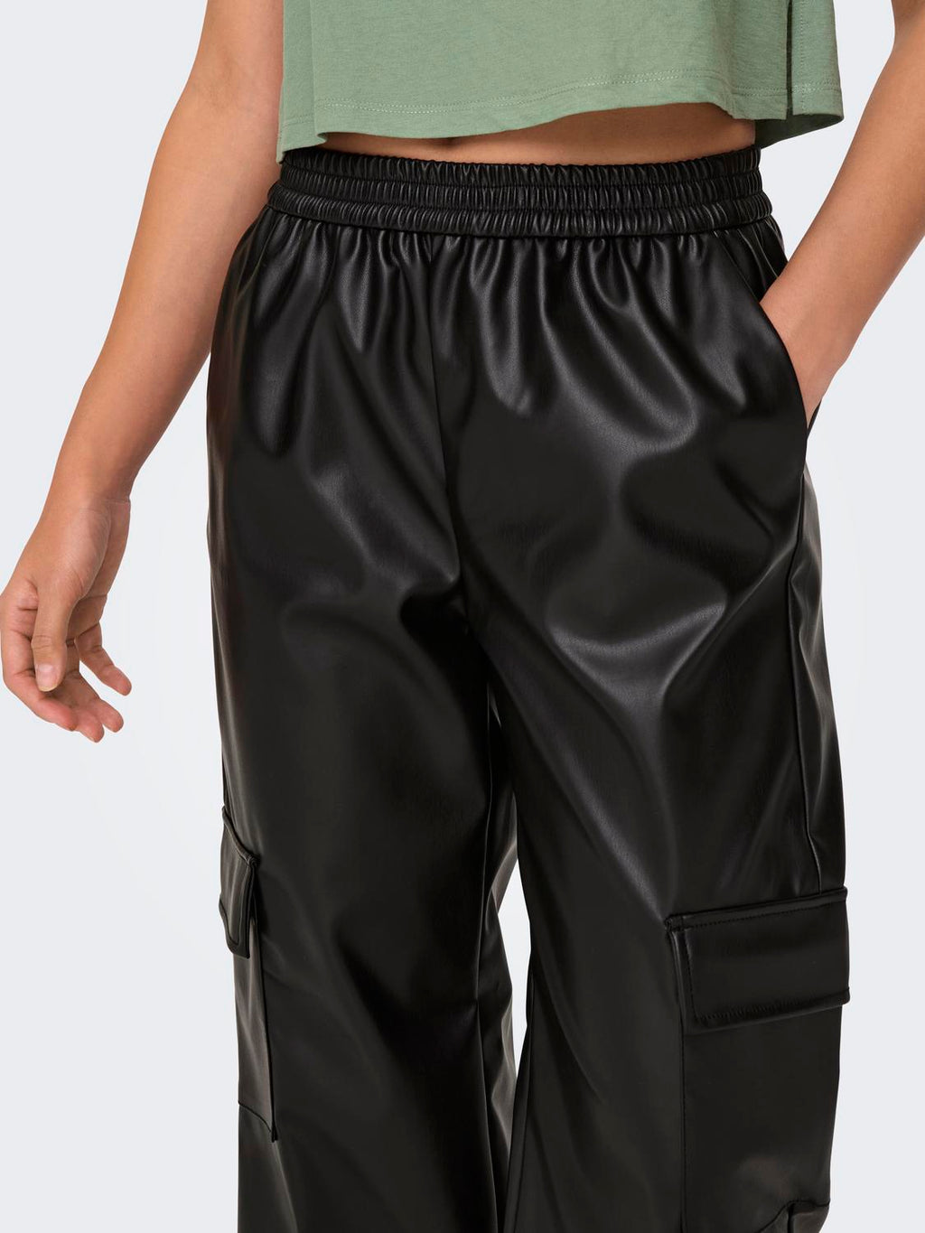 Pantalón Faduma-Tana Tiro Medio Faux Lea Cargo Cc - Black